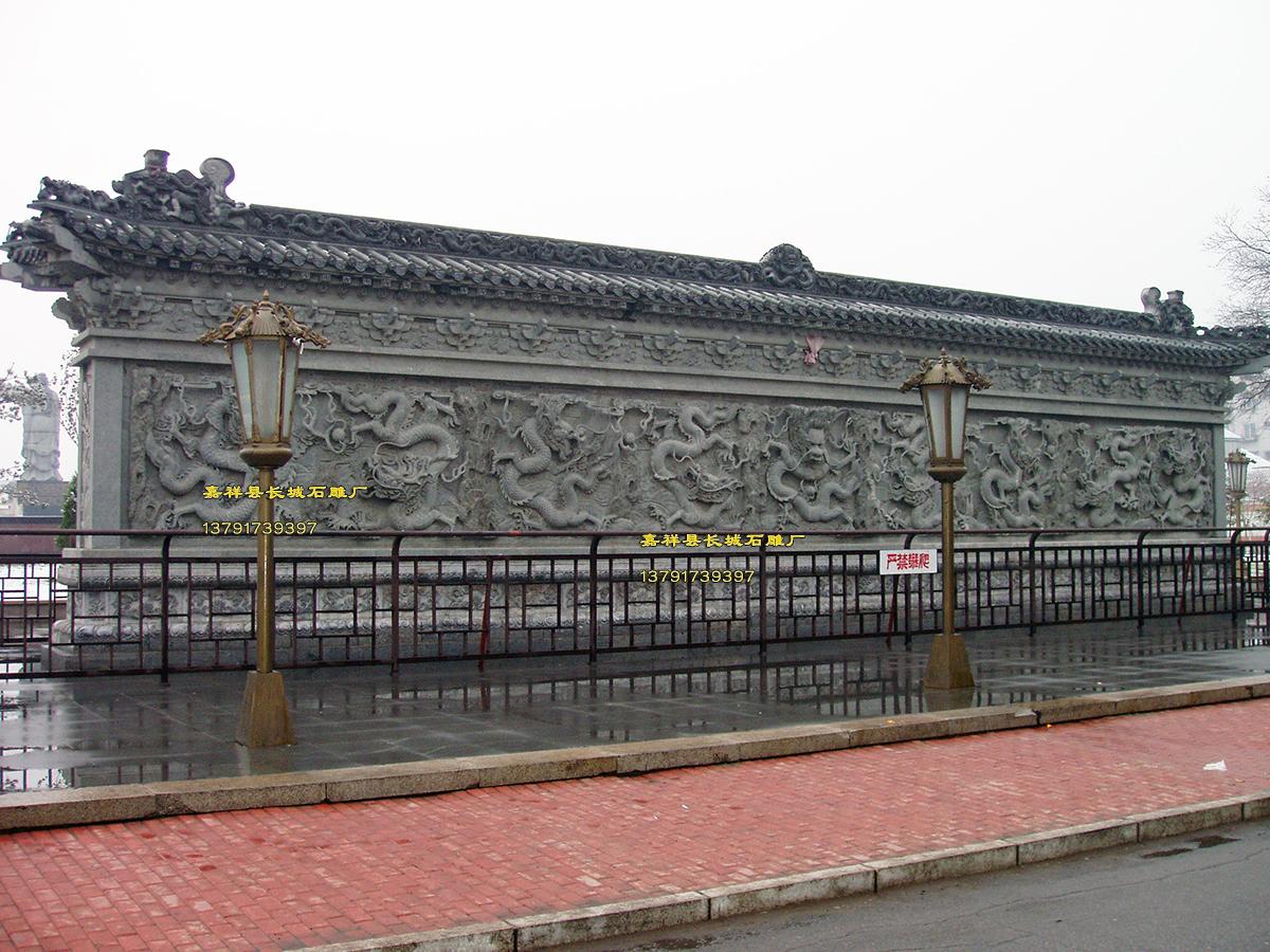 如今，我們的九龍壁因時代變化而失去了傳承下來的皇權色彩，逐漸的像功能性尤其是裝飾性的方向發展，這是一個新的方向，這也是文化建筑的拓展！