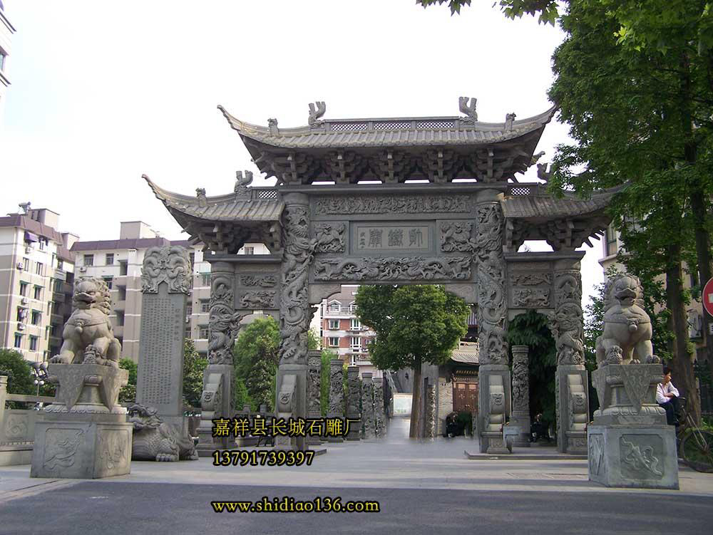 古代石牌樓的屋頂上除了正脊的兩條大鷗吻外還有眾多石雕脊獸。一座多重檐的石雕牌坊角樓，竟有近百只脊獸。在天下第一樓的石牌樓上面一條垂脊上就有十只脊獸。
