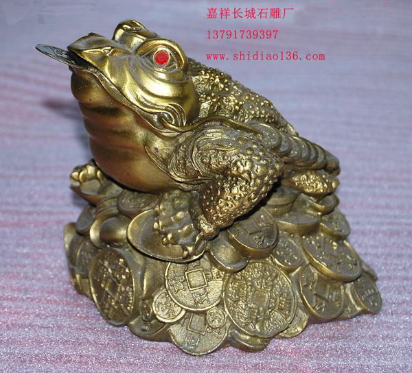 石雕金蟾所居之地，都是聚財之寶地，宅內(nèi)擺放石雕金蟾，有吸財、吐財、聚財、鎮(zhèn)財?shù)淖饔茫墙?jīng)商最好最能旺財運的吉祥物。神獸嘴銜兩串銅錢，所吐的錢便是旺財?shù)模鉃?quot;招財進寶、一本萬利"！