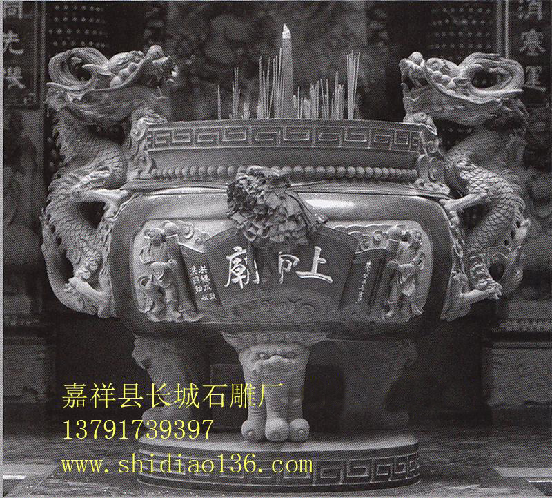 石雕香爐的用途還在于其是承接佛教香火的一個主要方式，我們通常對一座寺院的看法都是通過對香火旺不旺盛來進(jìn)行的，而且在歷史的演變中，有時候它的存在就是我們佛教歷史的一個見證，它在時間的變遷中看慣了塵世的紛擾，帶我們一起領(lǐng)略佛教的深厚文化底蘊。