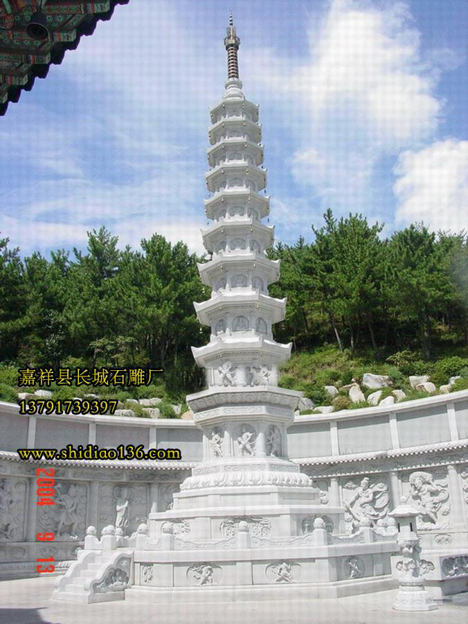 石雕佛塔-隨著佛教進(jìn)入中國(guó)之后也經(jīng)歷了一個(gè)中國(guó)化的歷程，印度的風(fēng)格早在漢朝時(shí)期就被改造為多層樓閣式的形態(tài)。佛塔最初的材料是木材，建在佛寺的正中央，佛寺中最主要的建筑。