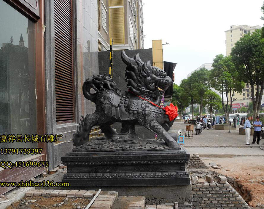 石雕麒麟是吉祥瑞獸，故常被作為風水之物使用。石麒麟在生活中的風水作用有鎮宅辟邪、催財升官、招財納福、擋兇化煞等祥瑞的風水作用。而石雕麒麟的最強風水作用要數嘉祥縣長城石雕廠雕刻的麒麟，因為長城石雕廠的雕刻藝人是用心雕刻每一對麒麟，因為我們的雕刻工藝在全國也是最好的。所以只有我們才能雕刻出最強風水作用的吉祥麒麟。