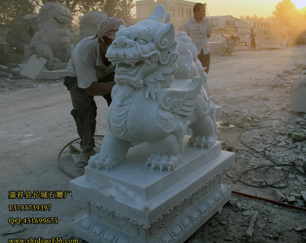 石雕貔貅寓意深刻，它在古代就是帝王鐘情的吉祥物，希望自己國家繁榮昌盛，源遠(yuǎn)流長，人民富足，幸福安康，它的雕刻技藝流芳百世，古往今來，每個(gè)想讓自己生意興隆的顧客都會(huì)選擇它為自己招來財(cái)運(yùn)。