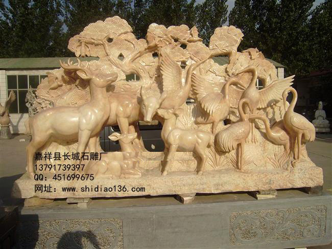 石雕鹿和鶴都是風水中代表健康長壽的靈物。鹿童、鶴童仙子是老壽星南極仙翁壇下的高徒。“鹿鶴銜芝”吉祥物，梅花鹿臥一大壽桃旁，一仙鶴并立，鹿鶴共同銜一顆靈芝仙草。寓示延年益壽、健康吉祥、永葆青舂。